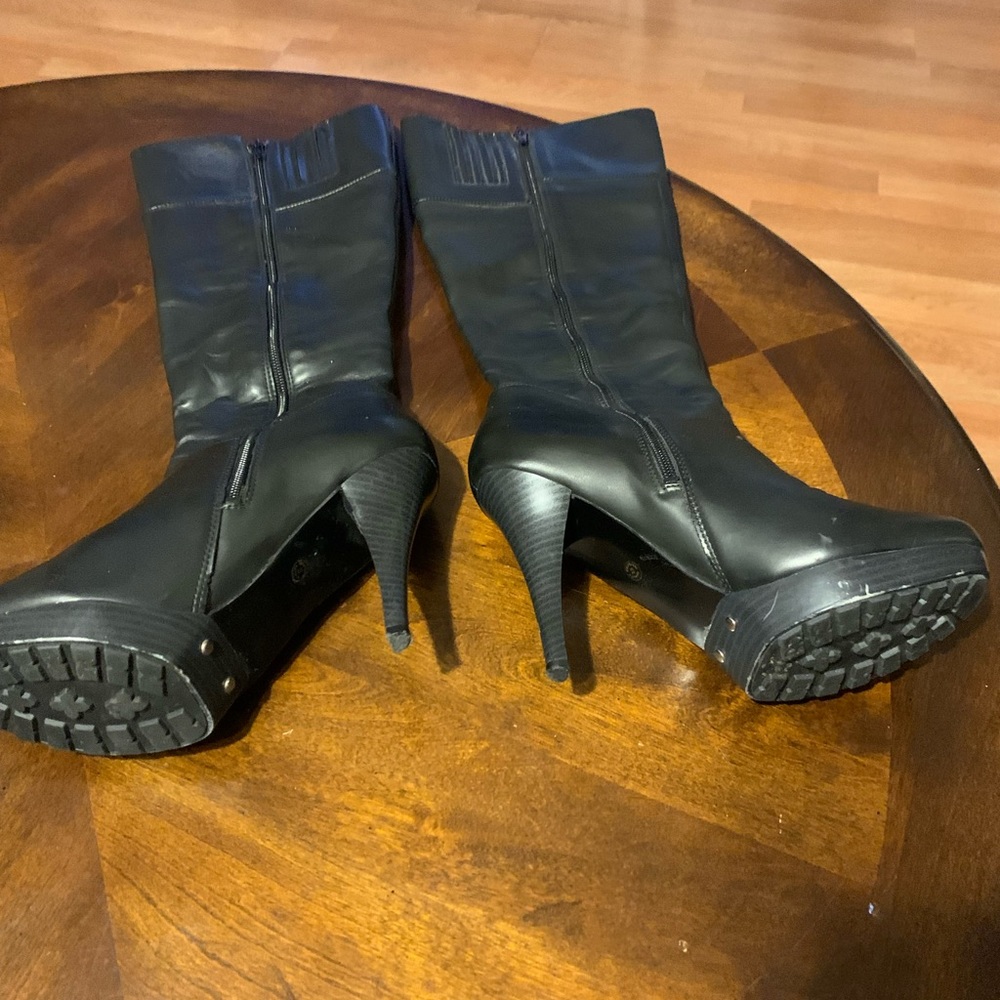 Woman used black boots Have elastic by calf